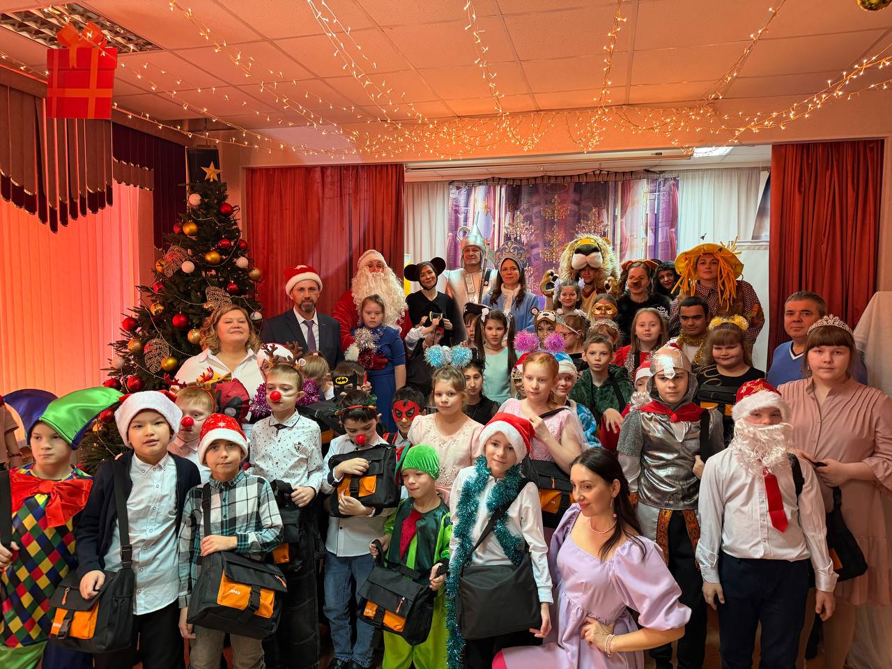 Фото - Более 18 тысяч детей на Урале встретят Новый год с подарками от ЕВРАЗа